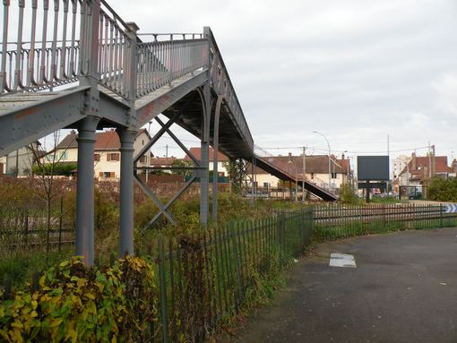  passerelle enjambant la voie ferrée